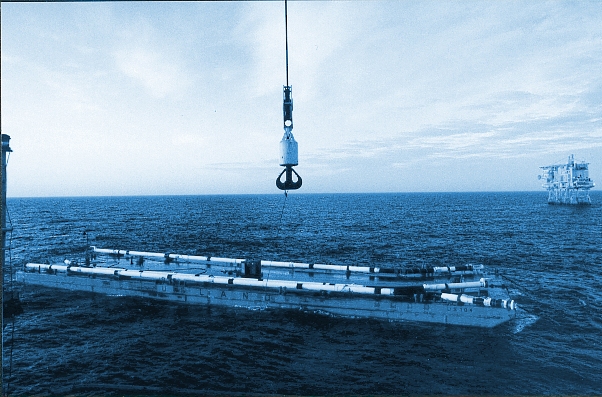 Løfting og sjøsikring av rør for offshore-installasjon